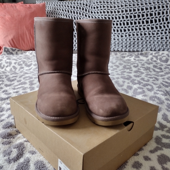 UGG Classic Short Leather Boots - Picture 2 of 7
